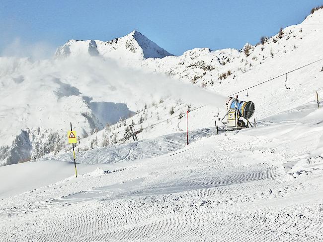 Volles Rohr: Sofern es die Temperaturen erlauben, laufen die Schneekanonen im Oberwallis zurzeit auf Hochtouren. Im Bild: Bellwald.