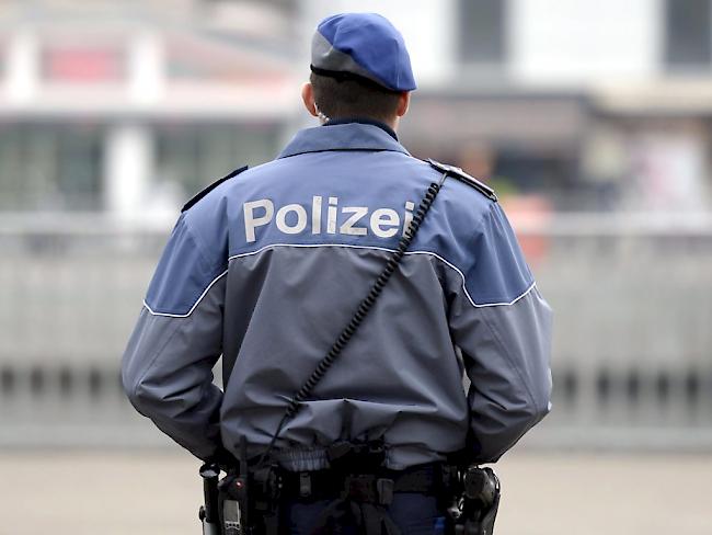 Immer wieder würden Polizistinnen und Polizisten während der Ausübung ihrer Arbeit tätlich angegriffen und verletzt. (Symbolbild)