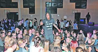 Action. Die Br&uuml;der tanzen vor. Die Workshopteilnehmer m&uuml;ssen die Bewegungen oft innert Sekunden imitieren. 