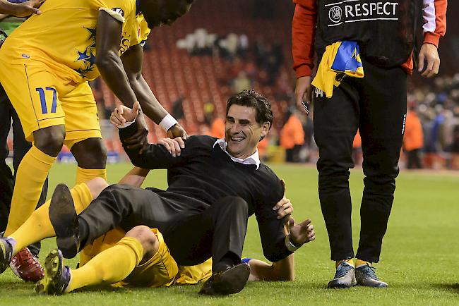 Donnerstag, 1. Oktober 2015: Ein grosser Moment für Trainer Tholot und für den FC Sitten nach dem Schlusspfiff. Ein 1:1 gegen Liverpool ist ein beachtlicher Erfolg.