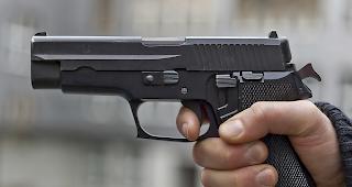 Der Beschuldigte steht in Verdacht, seinen Cousin mit einer Pistole erschossen zu haben (Symbolbild).