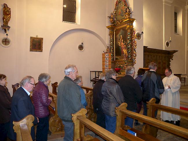 In Kolonne schreitet man in der Pfarrkirche zum Schluck gesegneten Weins.