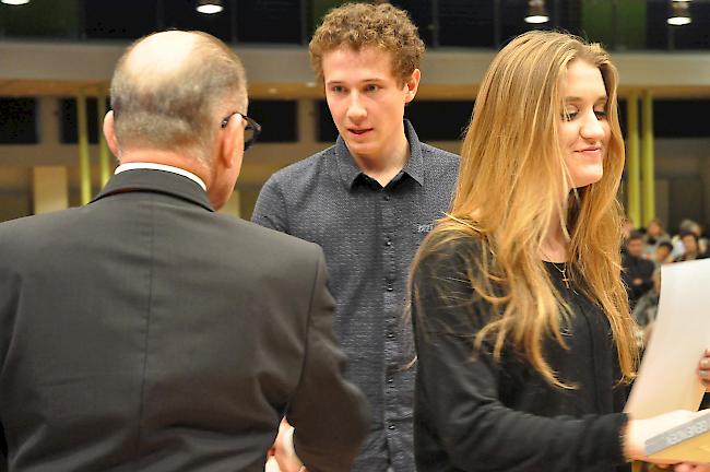 Generationen. Stadtpräsident Louis Ursprung überreicht den Jungbürgern den Jungbürgerbrief.