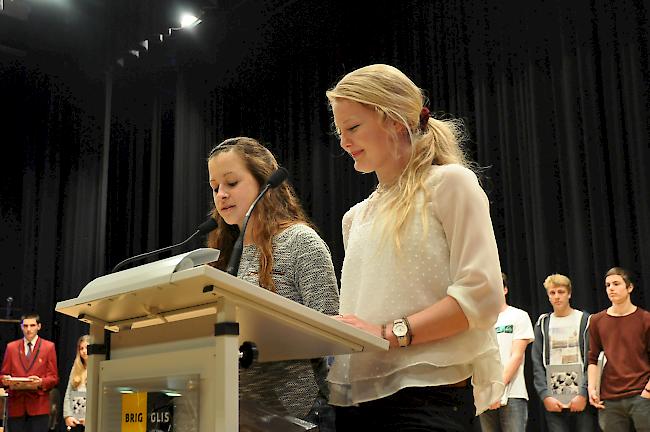 Erste Rede. Amélie Fetzer (rechts) aus Glis und Nerina Jullier aus der argentinischen Partnergemeinde San Jerónimo Norte hielten eine Ansprache im Duo. Fetzer: «Also Jahrgänger, bringt euch ein!»