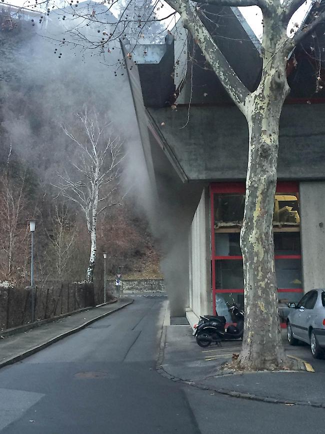 Wie ein Passant berichtet, scheint das Feuer im Untergeschoss ausgebrochen zu sein.