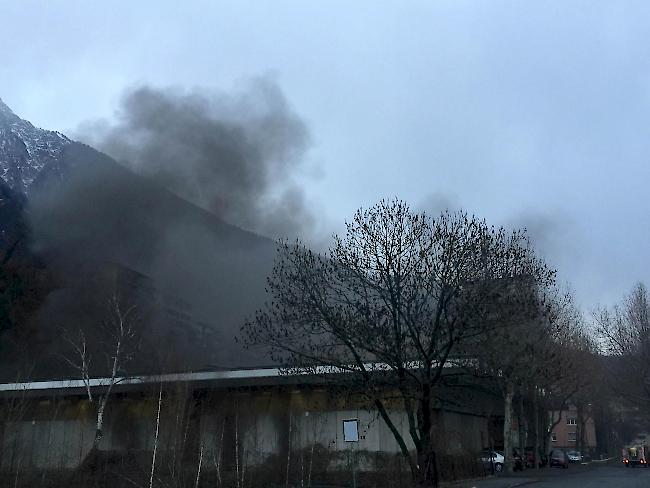 Aus dem Rhonesand wurde kurz nach 8.00 Uhr ein Feuer gemeldet.