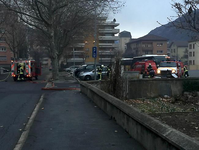 Mehrere Wagen der Feuerwehr standen im Einsatz.