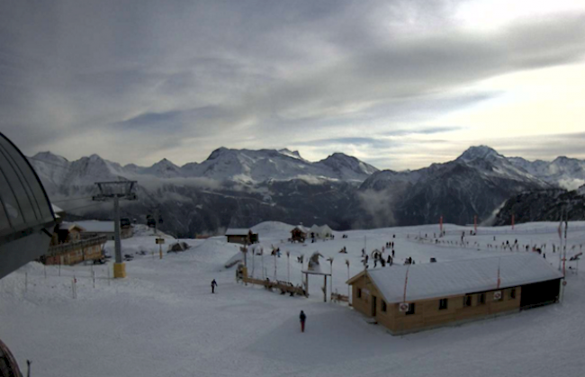 Schnee, Wolken und Sonne auf der Belalp.