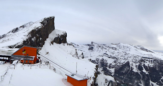 Aussicht von der Gemmi auf schneegedeckte Flanken.