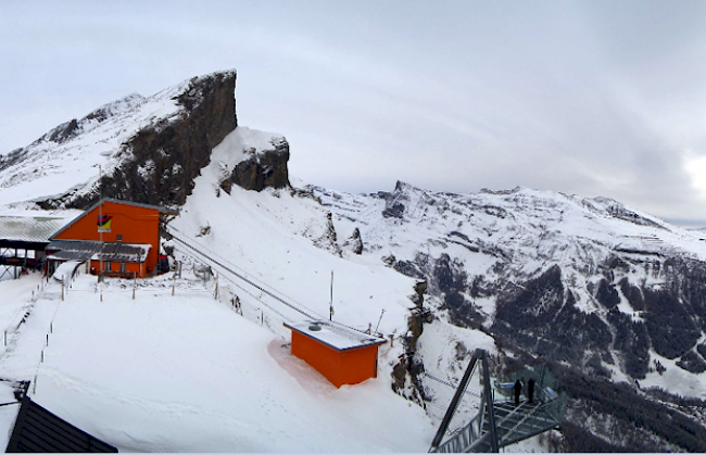 Aussicht von der Gemmi auf schneegedeckte Flanken.