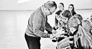 Probenarbeit. Der Schweizer Dirigent Jan Dobrzelewski geht mit Sch&uuml;lerinnen der Primarschule Untergoms ihre Sprechtexte durch.