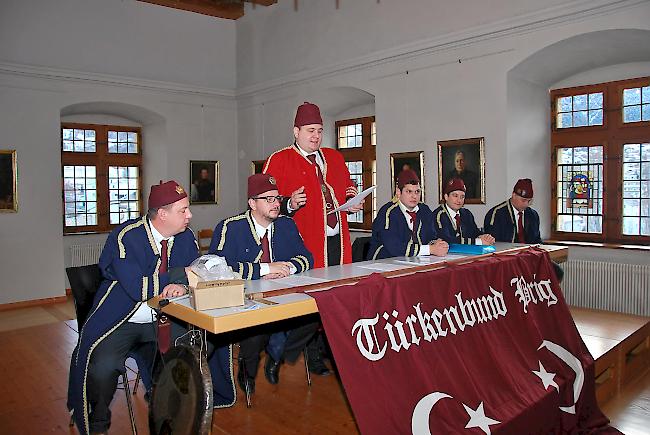 Die Nationalversammlung beginnt. Von links: Ansar Glasklar (Martin Zimmermann), Ben Neri Criminali Laferi (Philipp Matthias Bregy), Ibn Grienig Metalli (Christoph In-Albon), Effendi Verwennti Ben Centi (Dario Gentinetta), Ali Rossi Mali Müri (Michel Roten).