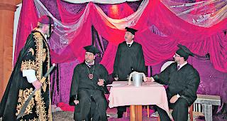 Vor Gericht. Scheitan Mustaffa Columbo Puffa (Urs St&ouml;pfer), Ankl&auml;ger Bey Hany Siziliani (Giovanni Gallo), Gerichtspr&auml;sident Ali Piastri Findschi (Georges Luggen), Verteidiger Ben Neri Criminali Laferi (Philipp Matthias Bregy). 