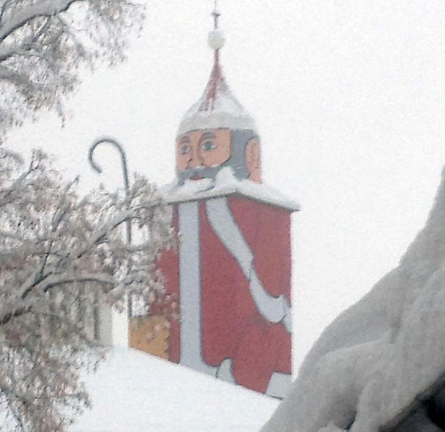 «Winterliche Grüsse aus St. Niklaus, dem Dorf, mit dem grössten Nikolaus der Welt im tiefsten Tal der Schweiz.»