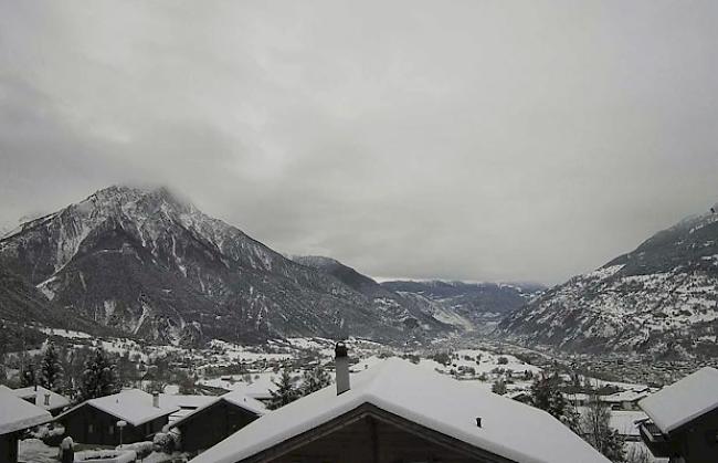 Blick von Termen aus übers Rhonetal am Freitagmorgen