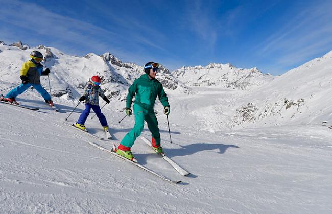 Eine Familie beim Skifahren in der Aletsch Arena.