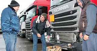 Coffee-Time. LKW-Chauffeure brauen sich bei Regen und K&auml;lte ihren Kaffee im Stauraum mangels Alternative mit dem Gaskocher selbst. 
