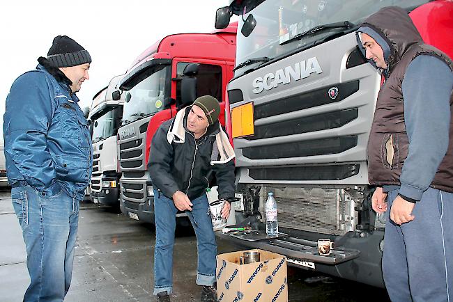 Coffee-Time. LKW-Chauffeure brauen sich bei Regen und Kälte ihren Kaffee im Stauraum mangels Alternative mit dem Gaskocher selbst. 