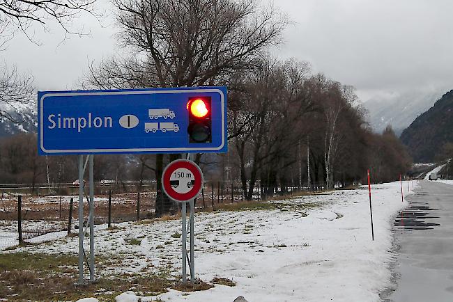 Eine rote Ampel als einzige Information für die Lastwagenchauffeure in Raron.