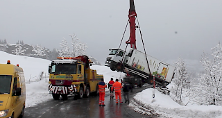 Nach einer Stunde Vorbereitungszeit konnte der Camion mit einem Hebekran auf die Strasse gehievt werden.
