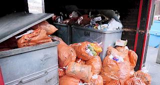 &Uuml;bervoll: Die Container in Blatten platzen aus allen N&auml;hten.