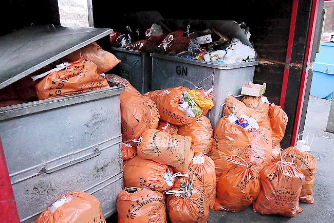 Übervoll: Die Container in Blatten platzen aus allen Nähten.