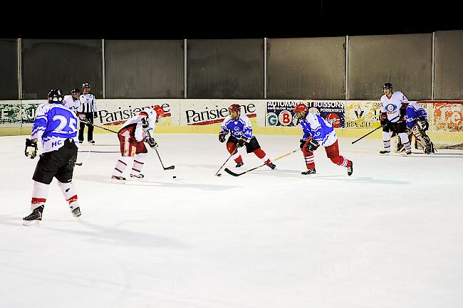 Der EHC Lalden (blau) verlor sein Heimspiel gegen den EHC Tärbinu (weiss) mit 0:6-Toren.