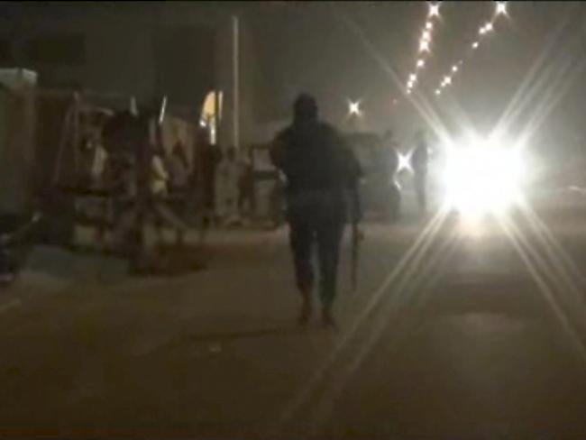 Polizisten vor dem Hotel "Splendid" in Burkina Fasos Hauptstadt Ouagadougou nach dem Terrorangriff.