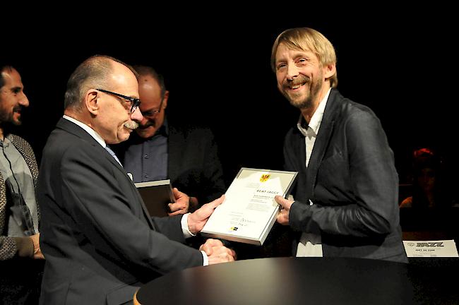 Stadtpräsident Louis Ursprung (links) überreicht die Preise. Der Entscheid der Kulturkommission (KuKo) Brig-Glis fiel einstimmig, wie Kommissionspräsident Damian Walliser dem «Walliser Boten» (vom Donnerstag) sagte.