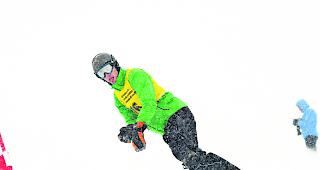 Konzentration gefragt. Die Teilnehmer w&auml;hrend des Patrouillenlaufs beim Schiessen.  Schwierig. Die Bedingungen beim Riesenslalom auf der Fiescheralp waren nicht ideal.