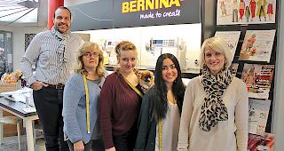 Machen noch lange nicht dicht. Das Team vom Bernina Shop in Brig mit Caroline Planche (Erste von rechts) und Patrick Planche.