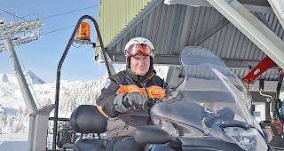 Peter Bittel auf dem Schneet&ouml;ff, mit welchem er nur im Notfall oder aus Sicherheitsgr&uuml;nden nur ausserhalb des Skibetriebs unterwegs ist.