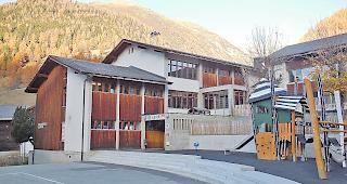 Das Gommer Regionalschulhaus in M&uuml;nster-Geschinen wird w&auml;hrend drei Jahren saniert.