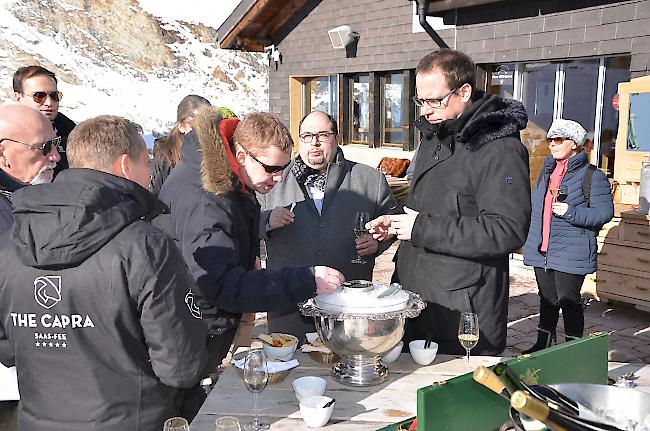 Die beiden Sterneköche Markus Neff (links) und Antonio Colaianni (hinten Mitte) bei der Degustation des Walliser Kaviars «Kasperskian» auf der Terrasse des Restaurants Spielboden in Saas-Fee.