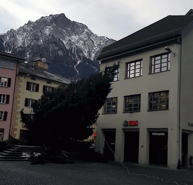 Mit einer Motorsäge wie im Wald ist der mächtige Christbaum auf dem Briger Sebastiansplatz am Donnerstagmorgen gefällt worden.