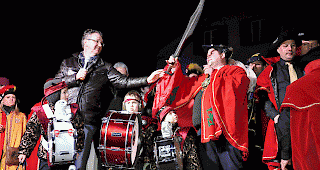 Der Natischer Gemeindepr&auml;sident &uuml;bergibt das Schwert an den F&uuml;rstgrafen Jozzelin XI., Andr&eacute; Jossen. Dieser f&uuml;hrt nun mit den Drachent&ouml;tern zehn Tage lang das Zepter &uuml;ber Naters.