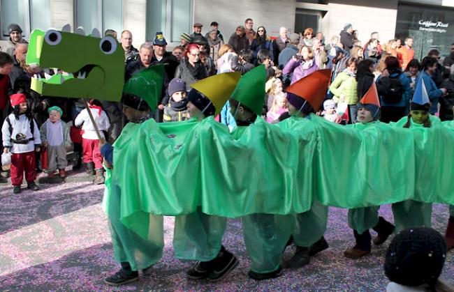 Die zweiten Primarschulklassen stellten einen Drachen dar, das Wahrzeichen der Natischer Fasnacht.