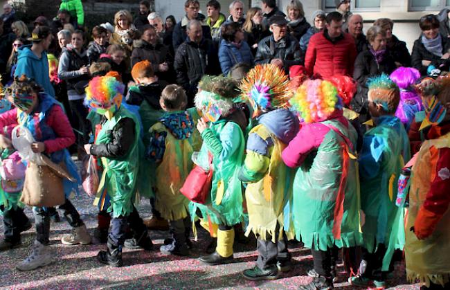 Bunte Paradiesvögel in den Natischer Strassen.