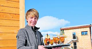 Gastgeberin. Maya Belzer-Hallenbarter heisst die G&auml;ste auf Ch&auml;serstatt auf 1777 Metern &uuml;ber Meer willkommen. Sie will den Besuchern an diesem besonderen Ort im Goms ein gastronomisches Erlebnis bieten. 