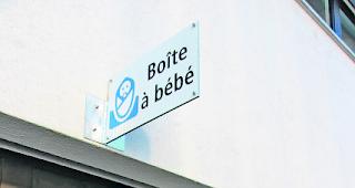 Die Babyklappe im Spital Sitten. Das Fenster  &ndash;  auch Drehlade genannt  &ndash;  befindet sich in einer wenig frequentierten Passage, in der N&auml;he der Notaufnahme.  