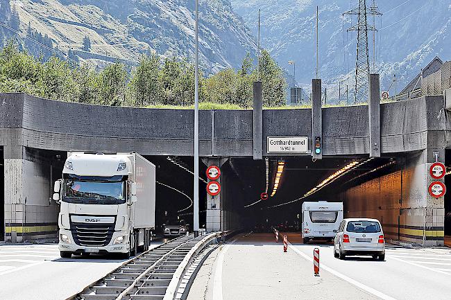 Der Tunnel ist Gesperrt. Der Stau am Gotthard beträgt Rekordlänge. (Symbolbild)