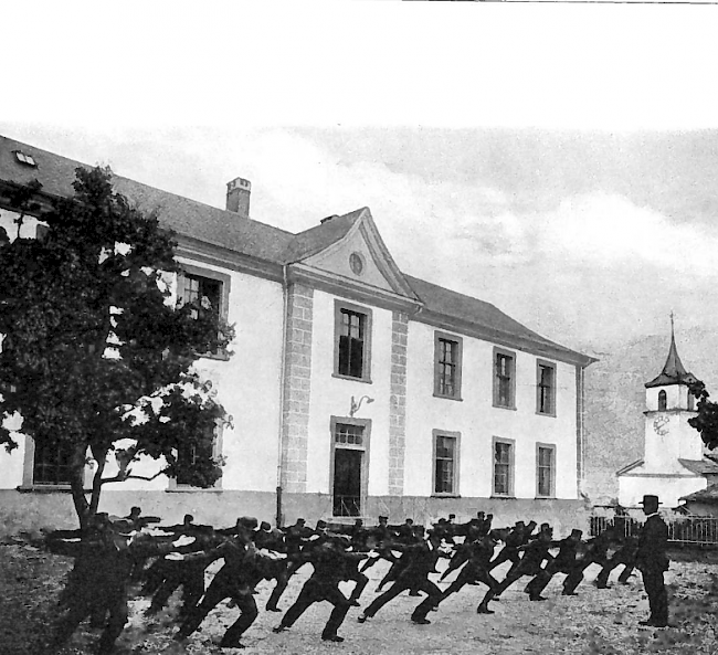 Der nach 1835 entstandene Schulhaustrakt mit Physik- und Zeichnungszimmer sowie Büro des Rektors musste in den 1970er-jahren dem Internatsneubau weichen. Auf dem Bild: Turnstunde im südlichen Kollegiumshof 1912.