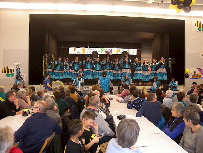 Stimmungsvolle Fasnachtseröffnung am Donnerstag in der Simpiler Turnhalle.