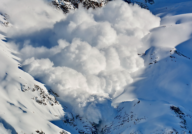 Die Lawine am Bietschhorn zwischen Wiler und Blatten ist am Freitagmorgen künstlich ausgelöst worden.