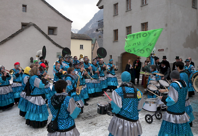 Die Simpiler „Chruitfrässer“ verbreiteten auf dem Dorfplatz beste Fasnachtsstimmung.
