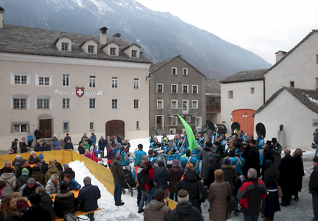 Der Simpiler Dorfplatz bewährt sich auch im Winter als Festplatz für grosses Publikum.
