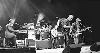 Fette Hits. Die Spider Murphy Gang spielte in Fiesch ihre bekanntesten Songs. Weltklasse. Das Artistik-Trio Bellissimo aus der Ukraine.Geehrt. OK-Pr&auml;sident Fredy Huber mit VR-Pr&auml;sident Andreas Burckhardt.