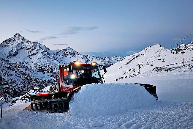 Während der Pistenpräparierung sind immer öfter Skitourengänger auf gesperrten Pisten unterwegs. Dabei kommt es oft zu gefährlichen Begegnungen. Die Bergbahnen wollen handeln.