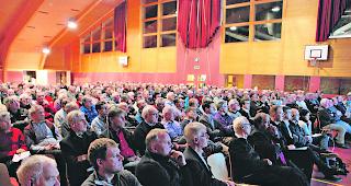 Gespannte Erwartung. Die Versammlungsteilnehmer lauschen in der Sporthalle Oberwald den &Auml;usserungen des Projektleiters.  