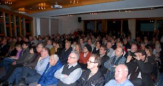 Blick in den vollbesetzten Saal des Gliser Pfarreiheims.